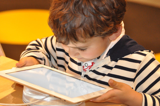 Djeca zalijepljena za ekrane tableta i mobitela