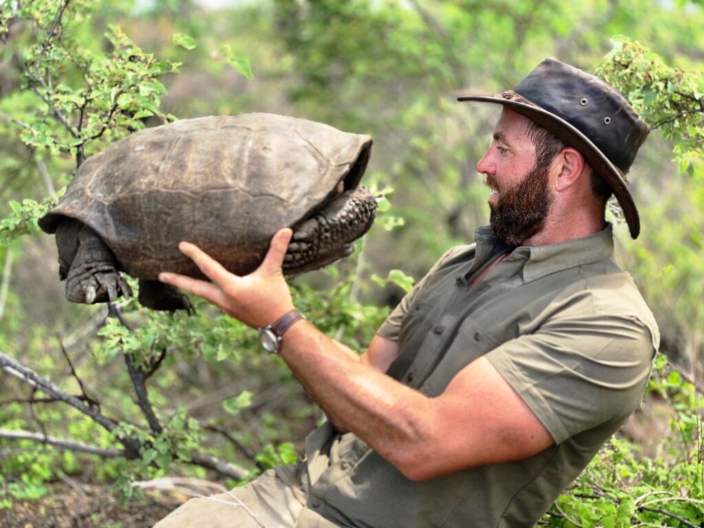 Chelonoidis phantasticus i biolog Forrest Galante - jedan od istraživača iz tima koji je pronašao kornjaču (izvor: https://www.turtleconservancy.org)